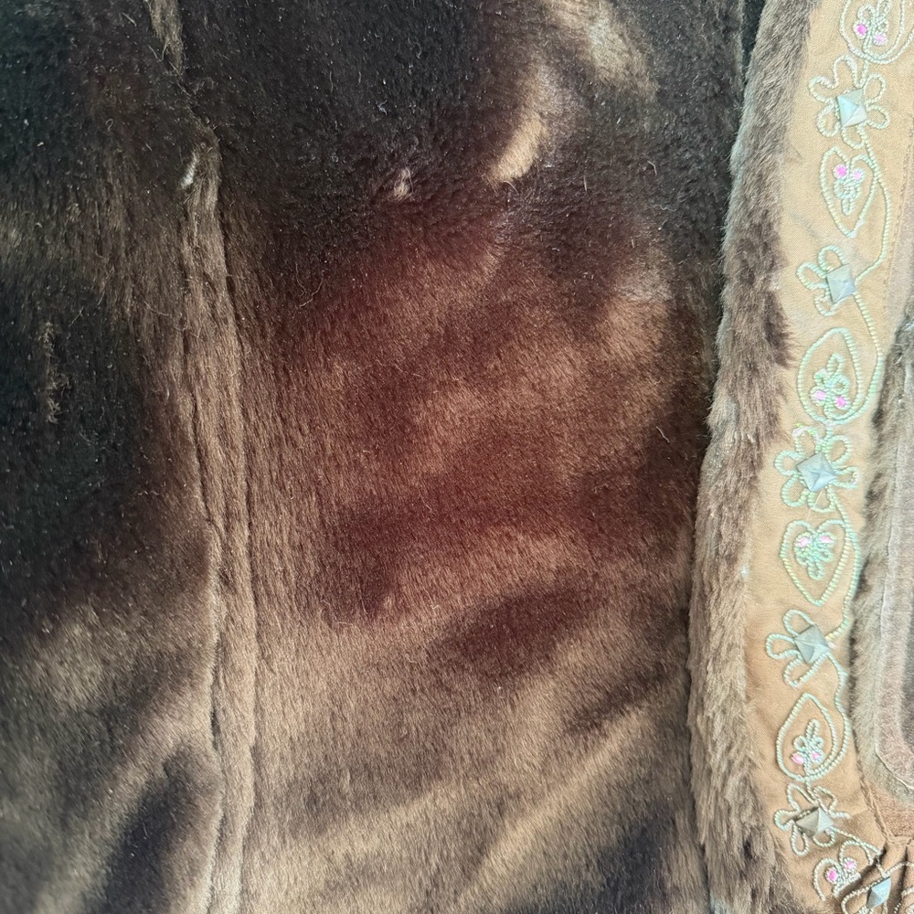Y2K Live a Little 100% leather vest with faux fur and beads. Size M. - Picture 5 of 5